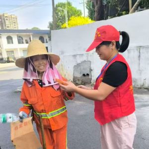 2025年9月4日关爱环卫工人，发放太阳伞活动照片 ...