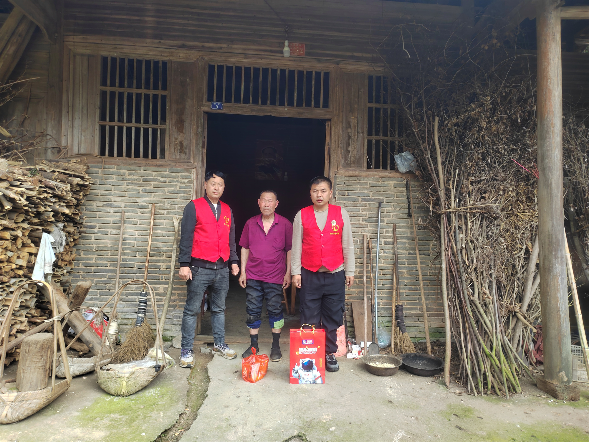 3月25日走访南山失独老人熊德郎4.jpg