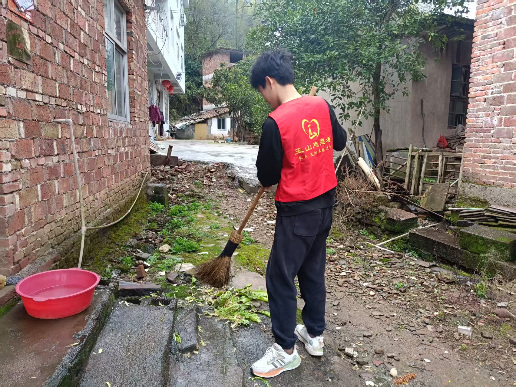 帮张兆木打扫卫生.jpg