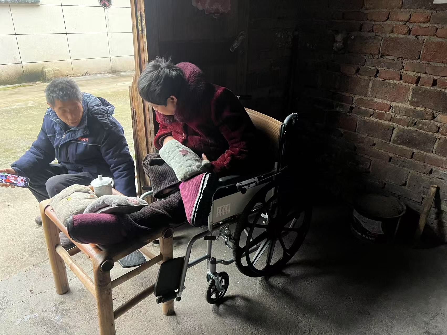 帮杨福良老婆申请的轮椅.jpg