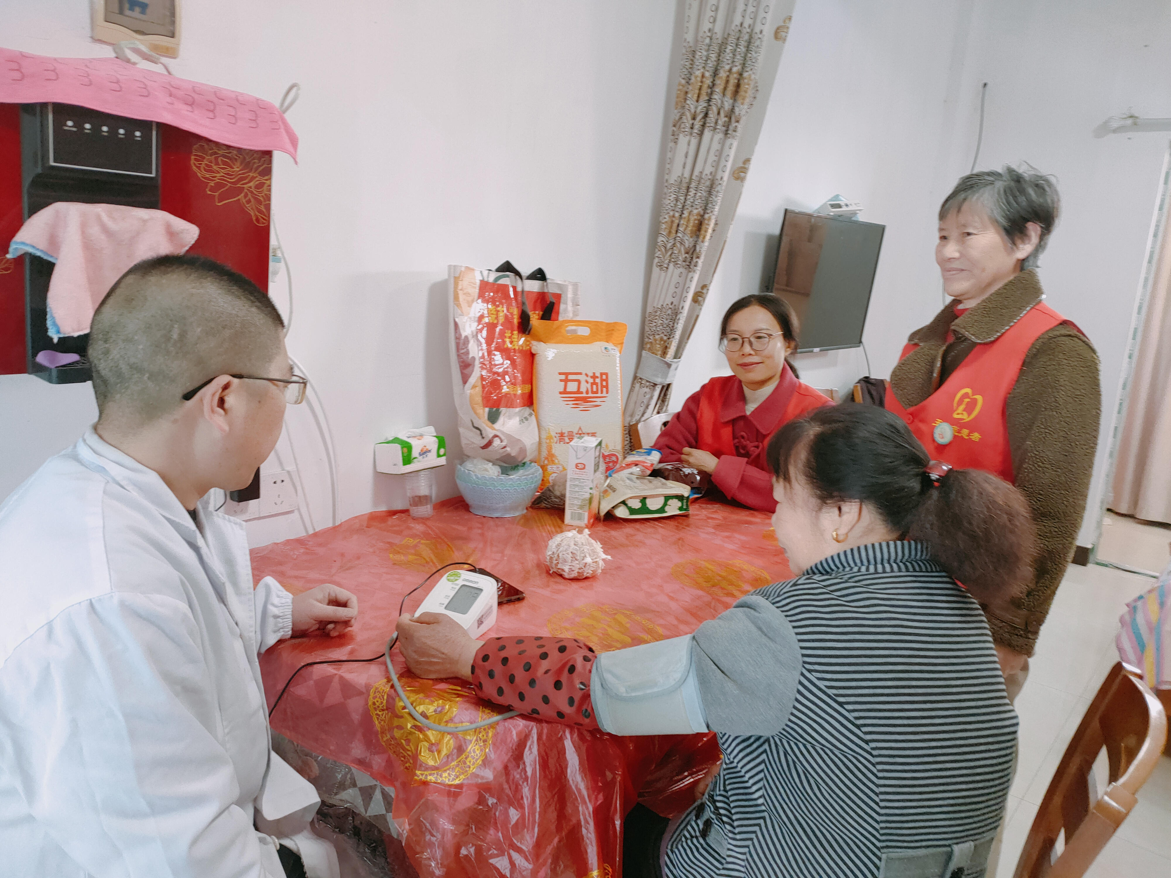 给郑水菊量血压.jpg