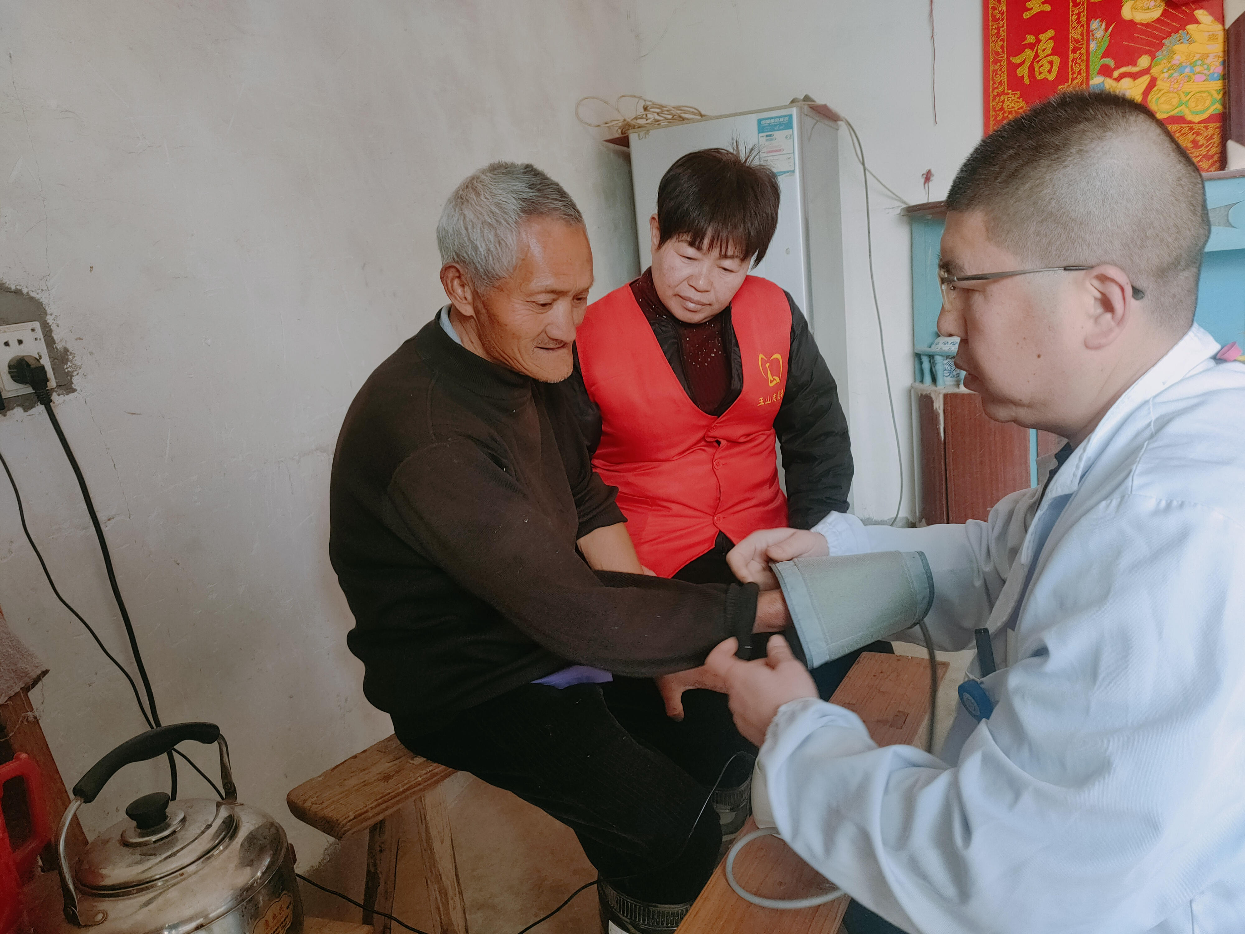 给郑忠树量血压.jpg